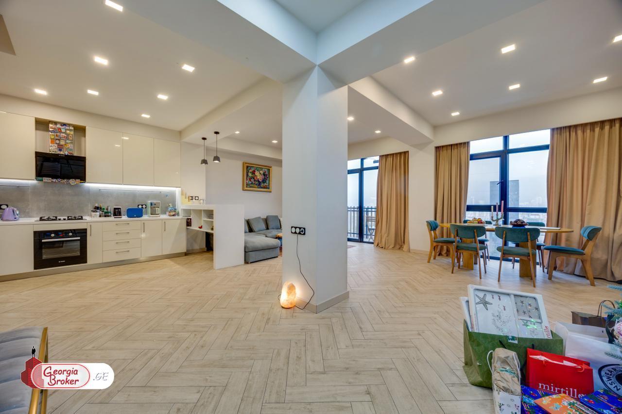 продается квартира с новым ремонтом 4-комнаты